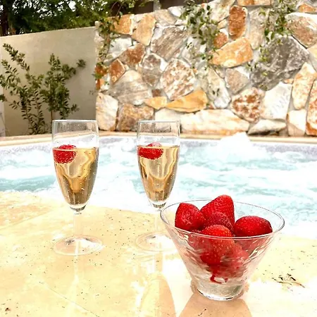 Holiday home Piscine Balneo Chauffee *