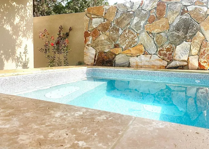 Piscine Balneo Chauffee Дом отдыха Сериньян