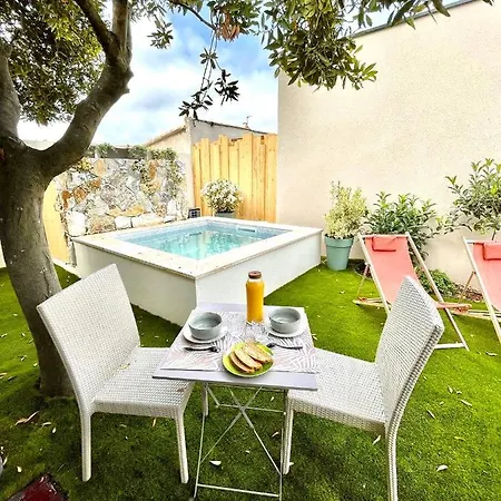 Piscine Balneo Chauffee Tatil Evi Sérignan