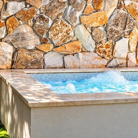 Vakantiehuis Piscine Balneo Chauffee